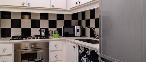 Frigorifero, microonde, forno, piano cottura