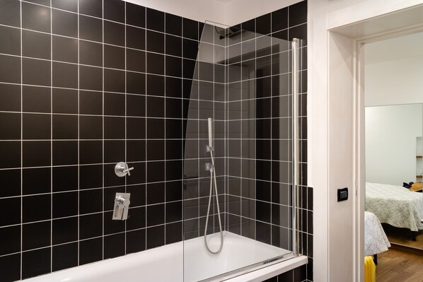 Duschwanne, kostenlose Toilettenartikel, Haartrockner, Bidet