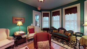 Smart-TV, peis og bøker