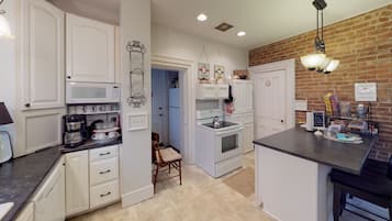 Coffee/tea maker, fridge, microwave, dishwasher
