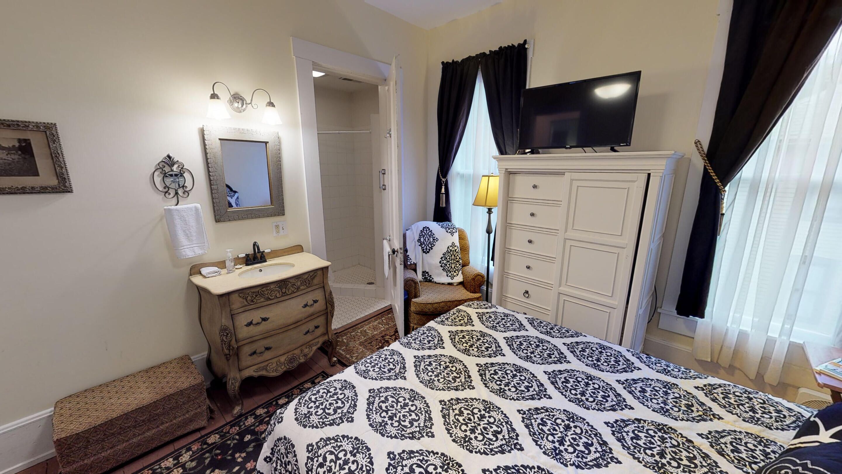 1 bedroom, iron/ironing board, WiFi (free), bed sheets