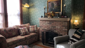 Smart TV, chimenea, reproductor de DVD, libros