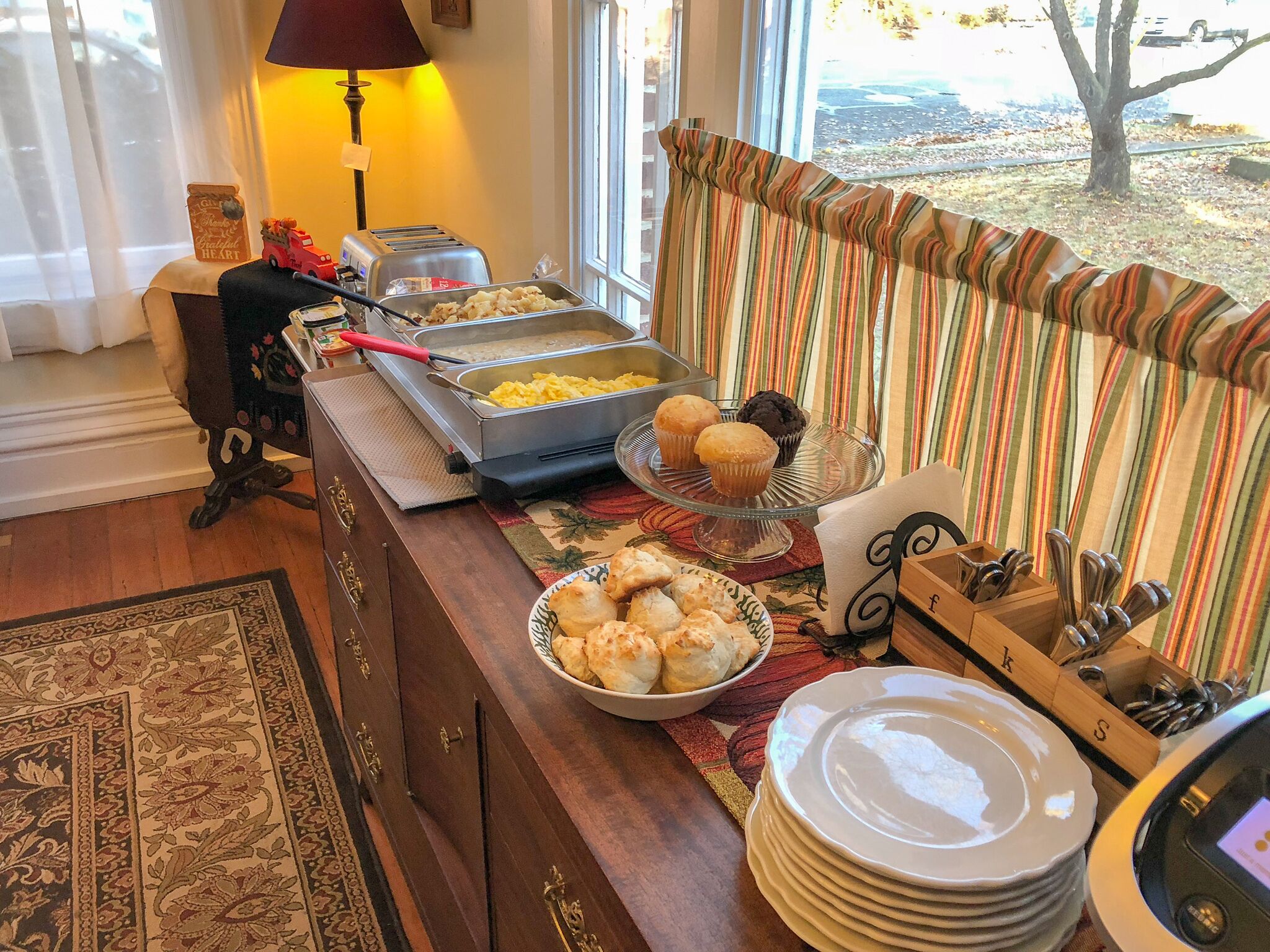 Ein reichhaltiges Buffet mit verschiedenen Speisen, einem Toaster und einer Lampe.