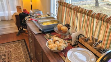 Ein reichhaltiges Buffet mit verschiedenen Speisen, einem Toaster und einer Lampe.