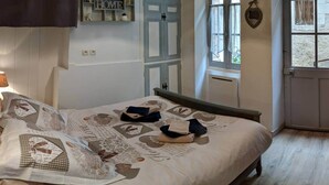 Un dormitorio con cama, ventana y puerta.