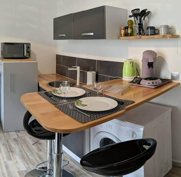 Fridge, microwave, stovetop, coffee/tea maker - Amboise apartment with private courtyard in the heart of Blois 2 (Blois)