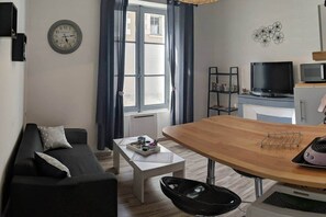 TV - Apartment with private courtyard in the heart of Blois 2 (Blois)