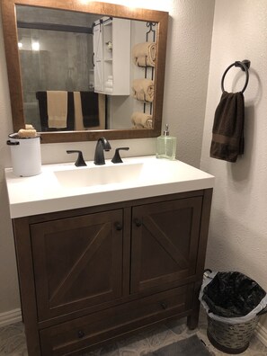 Shower, hair dryer, towels, soap - Lake Texoma! Beautiful Cabin with Relaxing atmosphere!sleeps 5 (Gordonville)