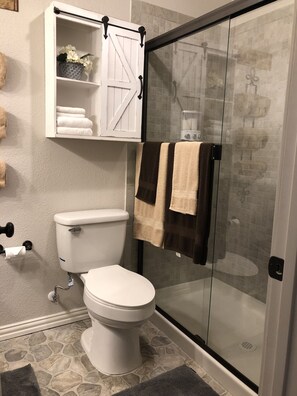 Dusche, Haartrockner, Handtücher, Seife