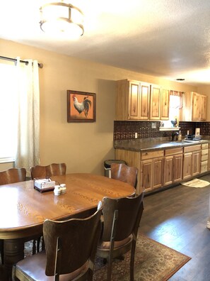 Dining - Lake Texoma! Beautiful Cabin with Relaxing atmosphere!sleeps 5 (Gordonville)