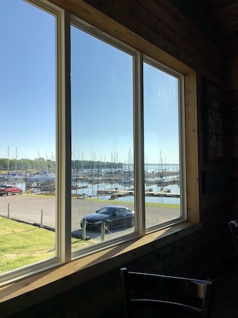 Interior. Lake Texoma! Beautiful Cabin with Relaxing atmosphere!sleeps 5