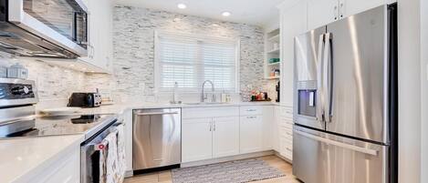 Astianpesukone, keittoastiat/astiat/ruokailuvälineet, ruokailupöytä