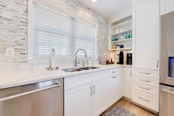 Coffee/tea maker, fridge, microwave, oven - Amazing Water Views, Short Walk to Duck and Beach! (Duck)
