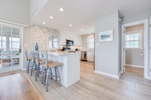 Lavastoviglie, pentole/stoviglie/utensili, tavolo da pranzo