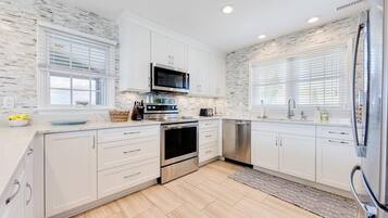 Dishwasher, cookware/dishes/utensils, dining tables