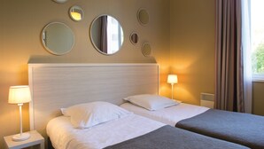 A hotel room with two beds, a headboard, bedside lamps, and multiple wall mirrors. - Charmant appartement entièrement équipé (ARCACHON)