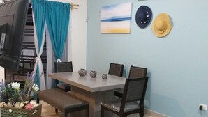 Casa familiar, varias camas | Zona de estar | Smart TV de 32 pulgadas con canales por satélite, una televisión