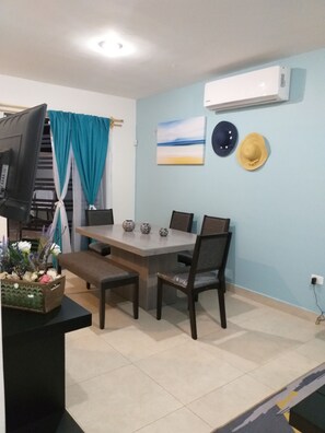 Casa familiar, varias camas | Área de sala de estar | Smart TV de 32 pulgadas con canales vía satélite y televisión