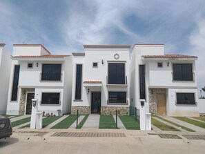 Vista frontal de la propiedad