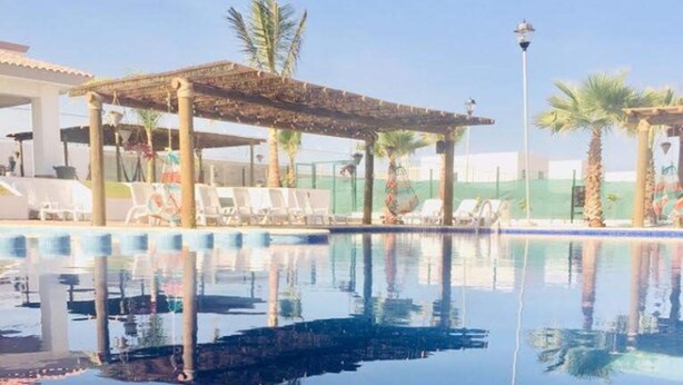 3 piscinas al aire libre (de 08:00 a 22:00), sombrillas, tumbonas