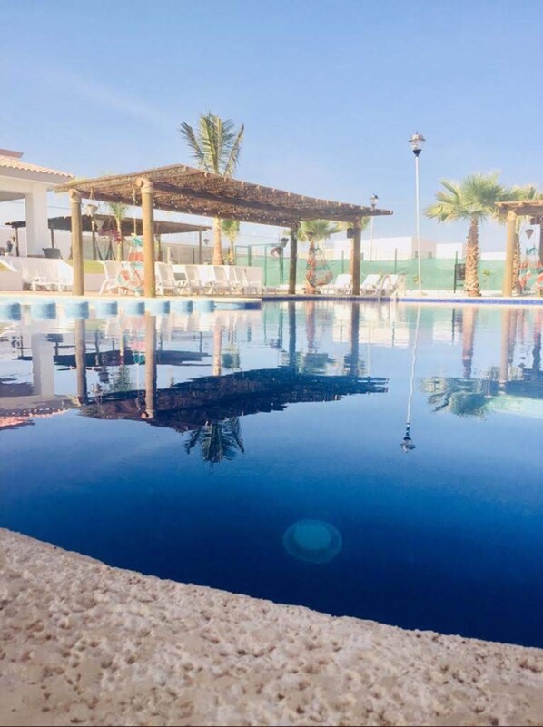 3 albercas al aire libre, sombrillas en la alberca y camastros