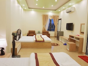 Minibar, meja kerja, kedap suara, dan Wi-Fi gratis