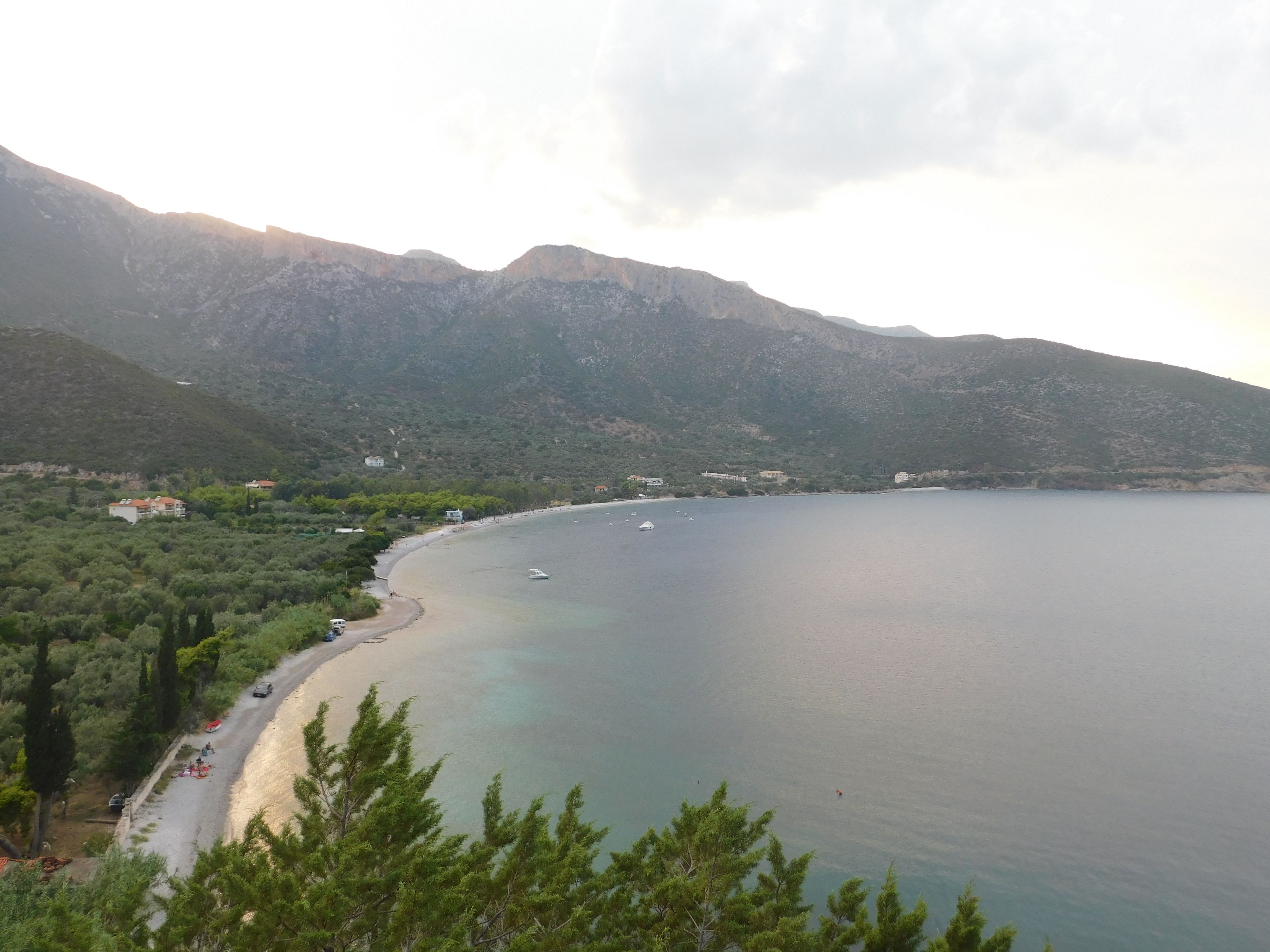 Rannalla, aurinkotuoleja, aurinkovarjoja, rantalentopallomahdollisuus