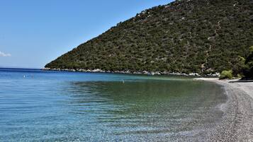 Am Strand, Liegestühle, Sonnenschirme, Volleyball
