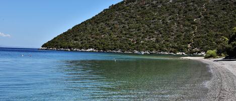 Am Strand, Liegestühle, Sonnenschirme, Volleyball