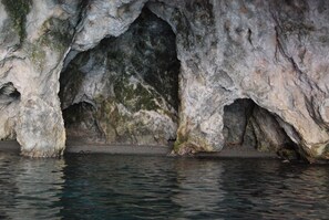 Sur la plage, chaise longue, parasol, volleyball