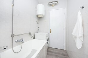 Ducha y bañera combinadas, secador de pelo, bidé y toallas