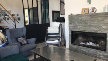 Télévision, cheminée, lecteur de DVD