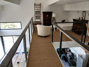 3 habitaciones, tabla de planchar con plancha y ropa de cama
