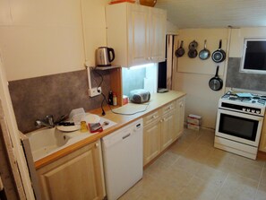 Microwave, oven, dishwasher, coffee/tea maker