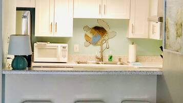 Coffee/tea maker, fridge, microwave, oven