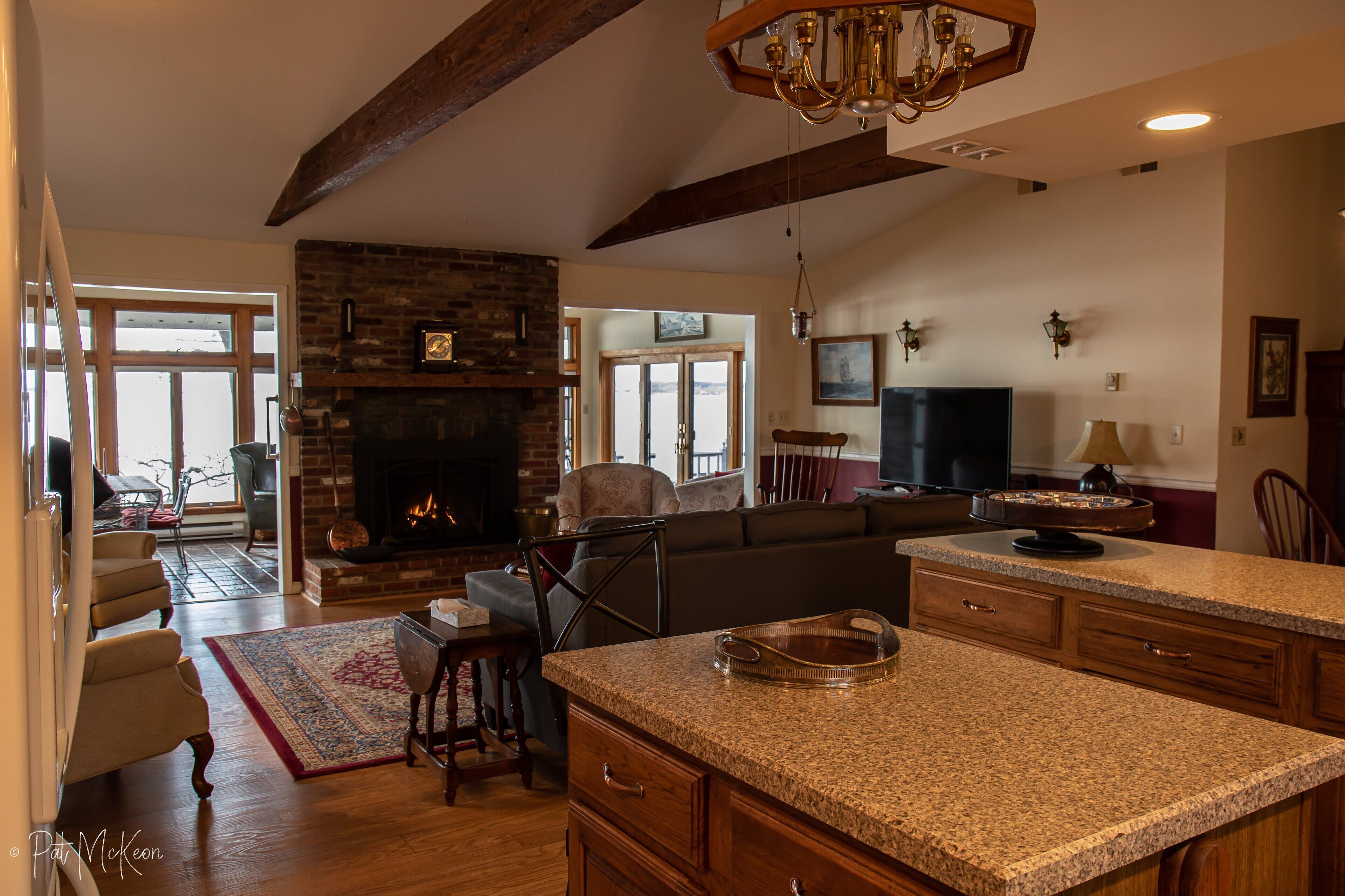 Télévision, cheminée, baby-foot, livres