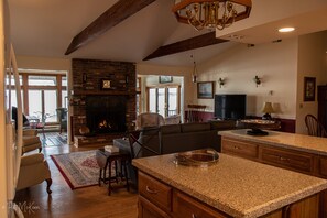 Télévision, cheminée, baby-foot, livres