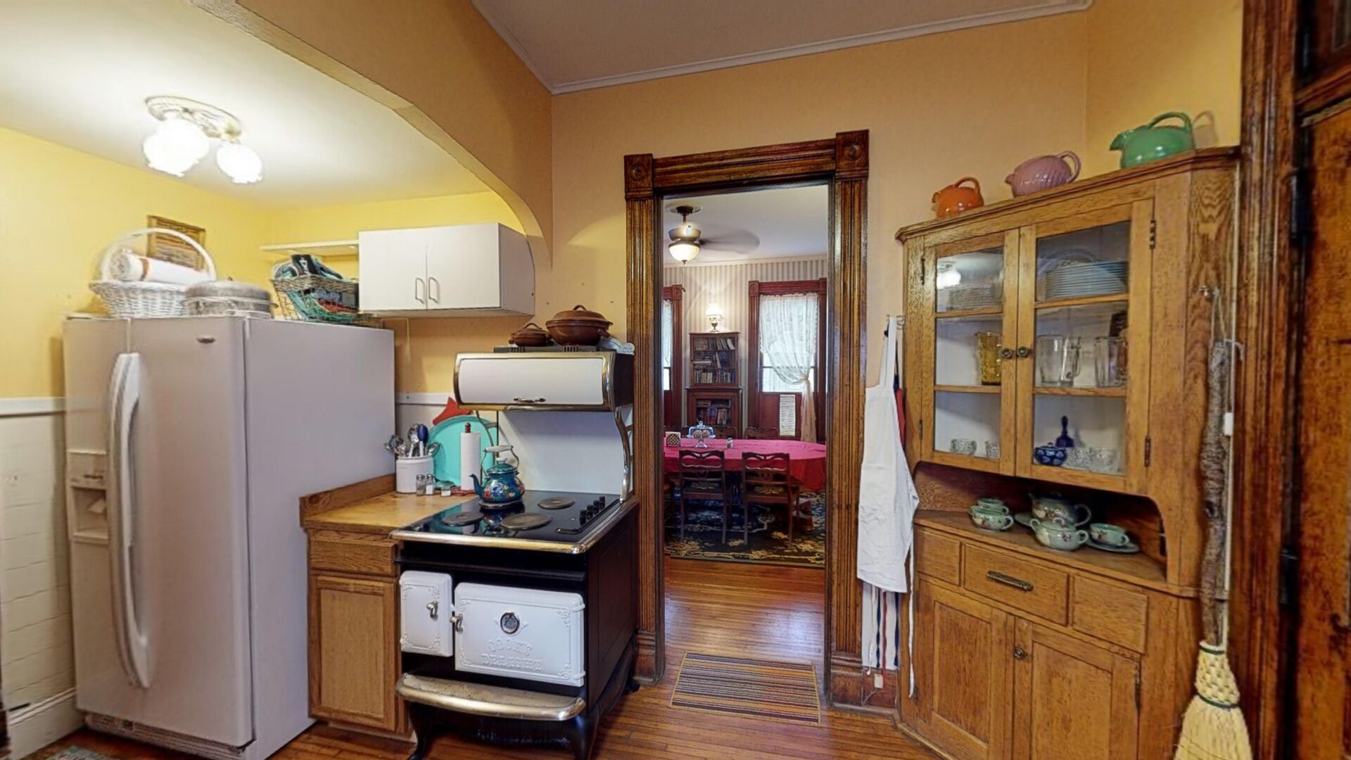 Cafetera/tetera, refrigerador, microondas, placa de cocina