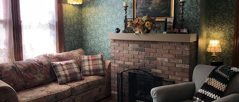 TV connectée, lecteur de DVD, livres, vidéothèque