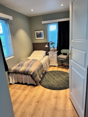 Single Room | 2 bedrooms, blackout curtains, soundproofing, free WiFi