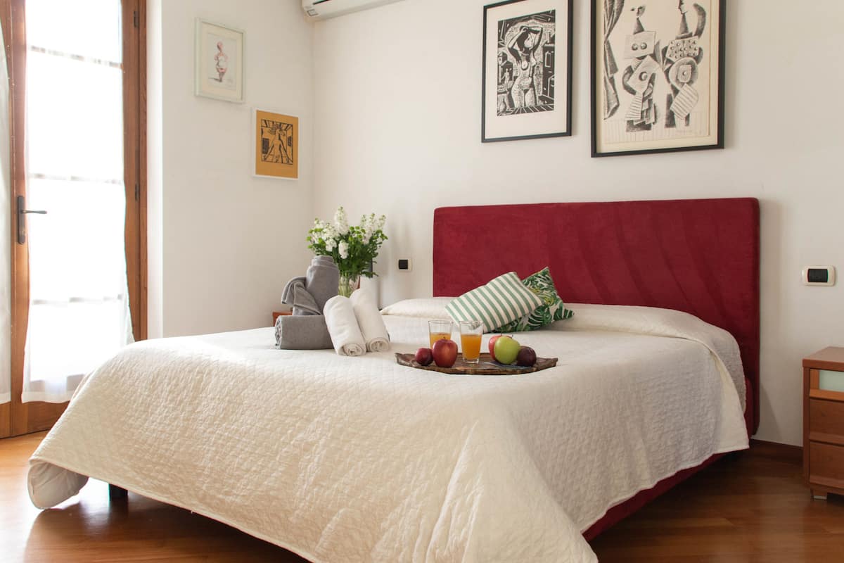 Deluxe suite, uitzicht op tuin | Luxe beddengoed, donzen dekbedden, gratis wifi, beddengoed