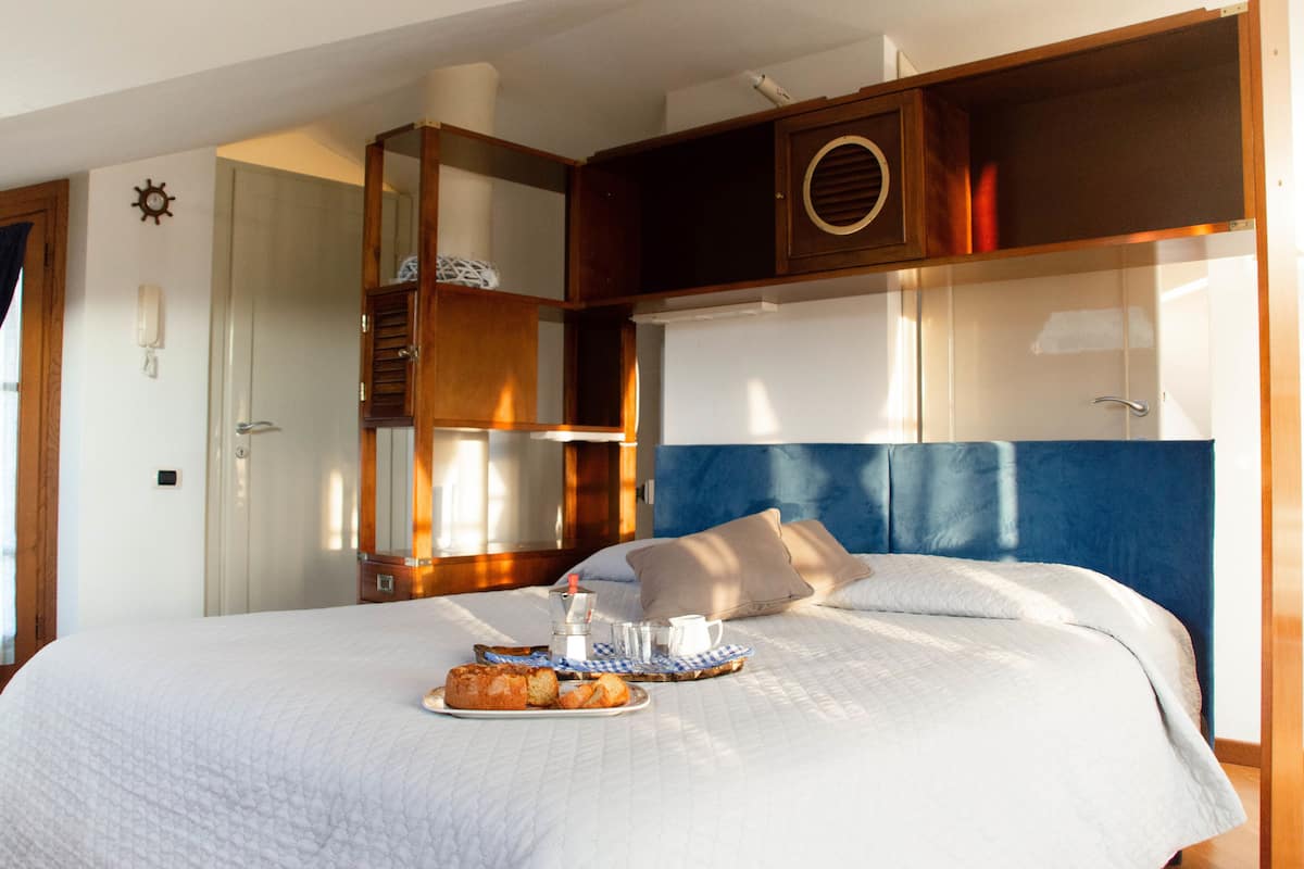 Design driepersoonskamer, meerdere bedden, uitzicht op heuvels | Luxe beddengoed, donzen dekbedden, gratis wifi, beddengoed