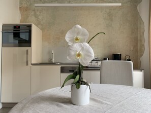Loft (Loft 5) | Private kitchen | Full-size fridge, microwave, oven, stovetop - Rennweg 114 (Merano)