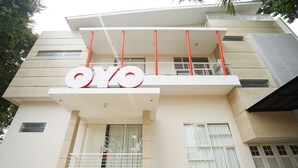 A modern building with a balcony and a large 'OYO' sign. - Hotel O Menjangan Residence at Citraland 1 (Surabaya)