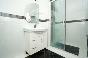 Habitación Deluxe doble, 1 cama doble | Baño | Ducha, cabezal de ducha tipo lluvia y toallas
