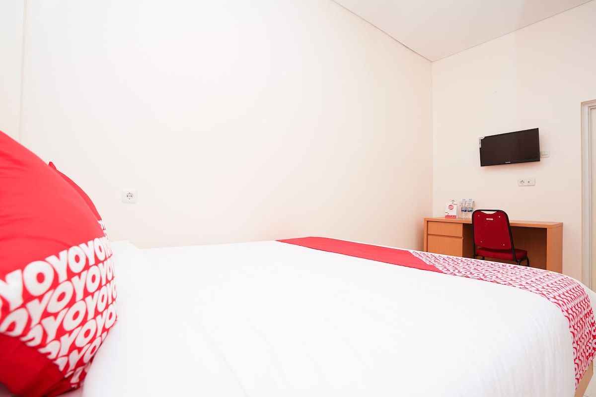 Desk, soundproofing, free WiFi, bed sheets