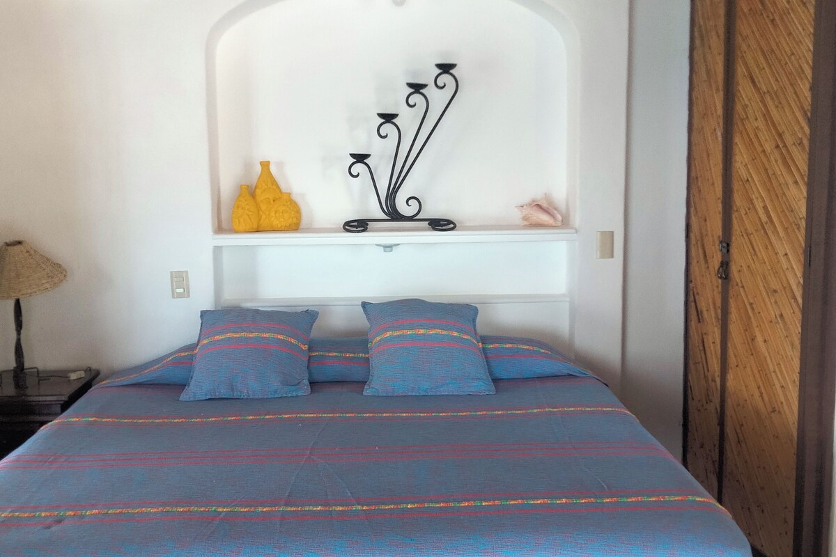 Minibar, tabla de planchar con plancha y wifi gratis 