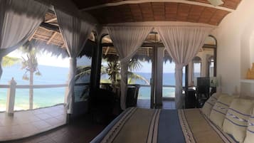 Panoramic Room, 1 King Bed, Ocean View | Minibar, individually decorated, individually furnished