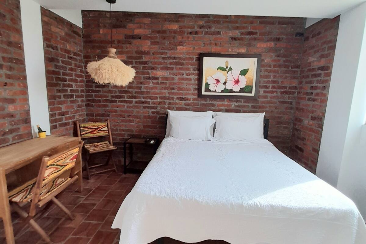Minibar, free WiFi, bed sheets