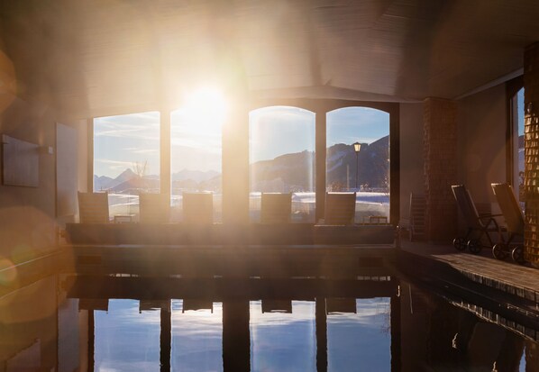 Indoor pool, pool loungers - Vitalhotel Die Mittelburg (Oy-Mittelberg)